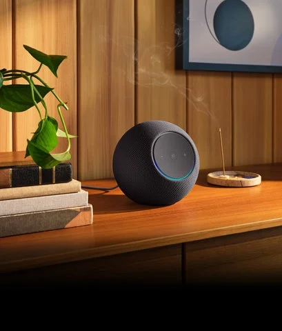 木製デスクに置かれたEcho Studioの利用シーン