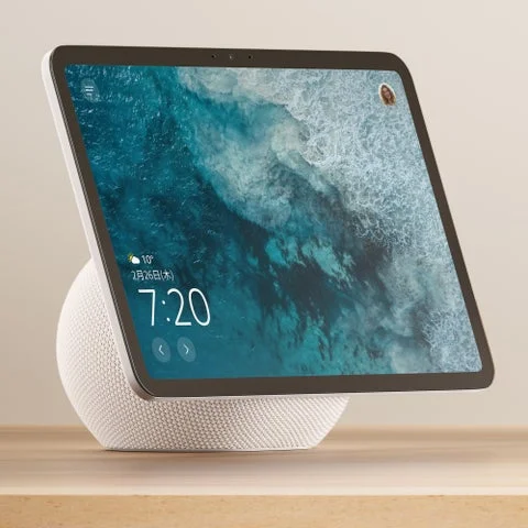 リビングに置かれたEcho Show 11（グレーシャーホワイト）