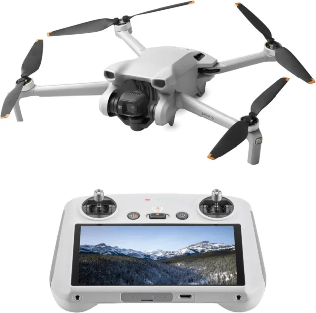 DJI Mini 3ドローン本体と、画面付きコントローラー