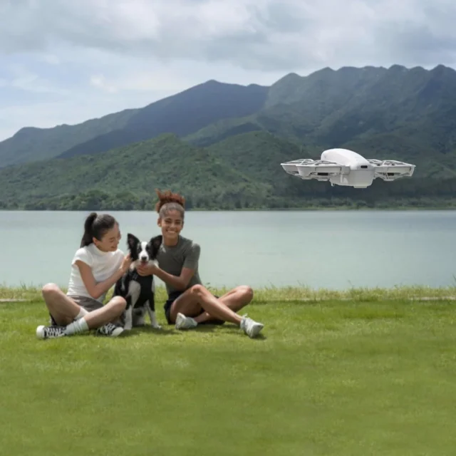 湖畔でDJI Neoドローンが飛行する様子と人物