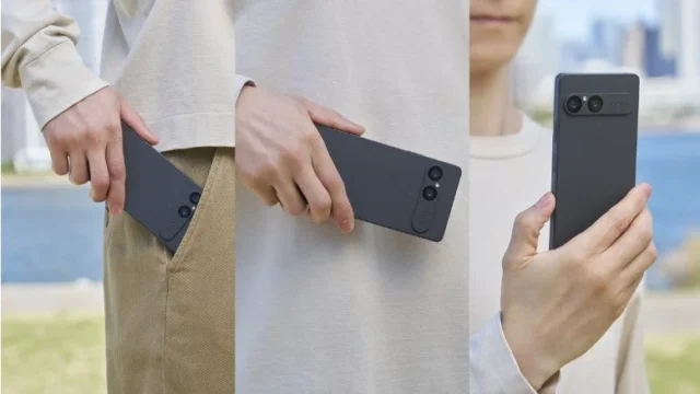 Xperia 10 VIIを手に持ち即撮りボタンで撮影する使用イメージ