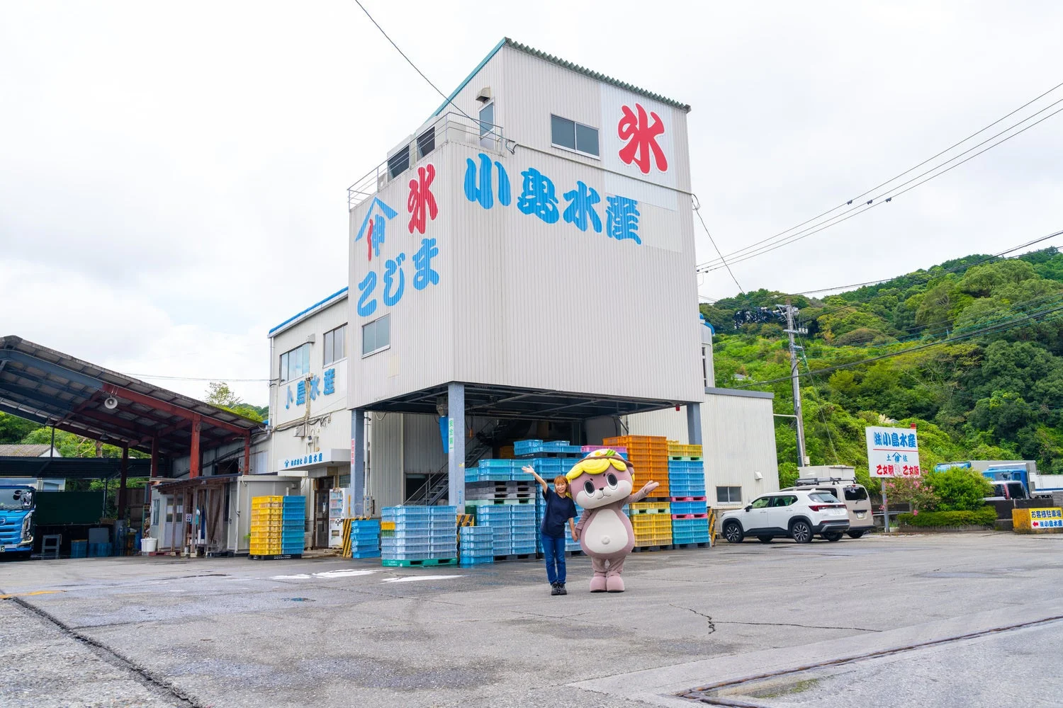 高知県須崎市の株式会社小島水産社屋と「しんじょう君」、小屋沙綾佳さん