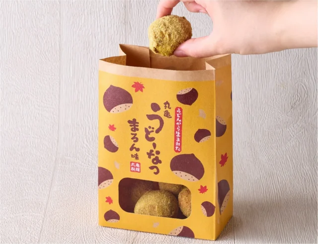 丸亀うどーなつ まろん味の袋からドーナツを取り出す手元