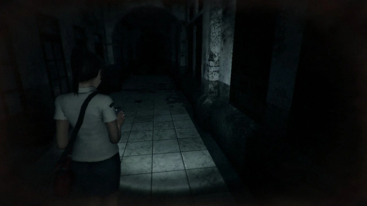 『DreadOut』のゲーム画面。暗い廊下を懐中電灯で進むリンダ。