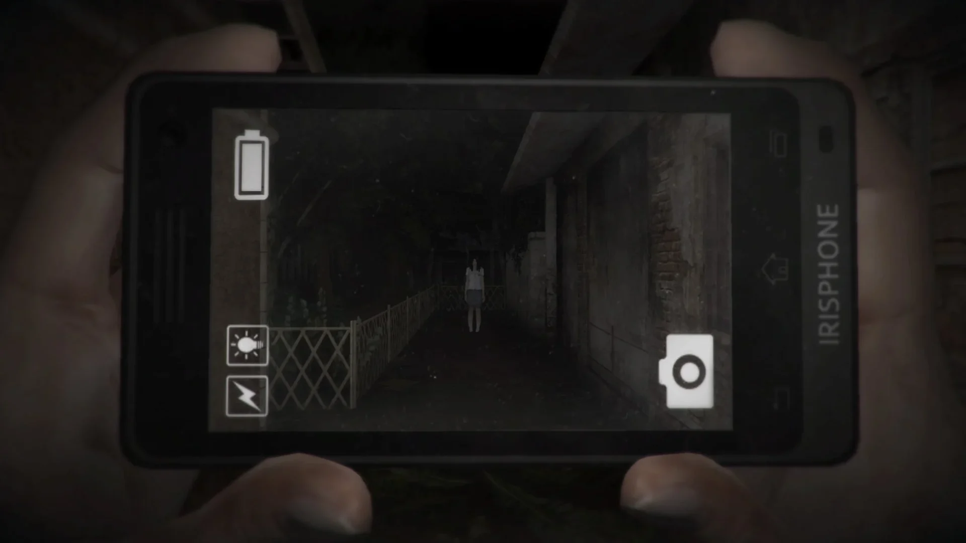 『DreadOut』のゲーム画面。スマートフォンで霊を撮影する様子。