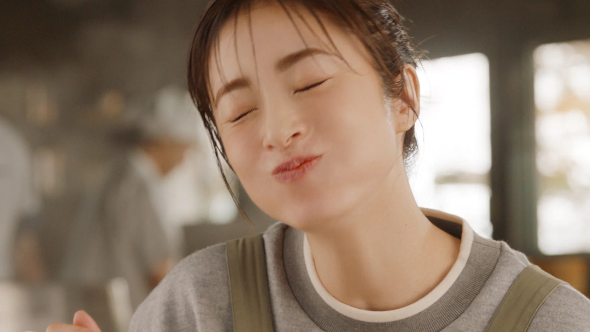 旨辛うどんを食べて至福の表情を浮かべる上戸彩さん