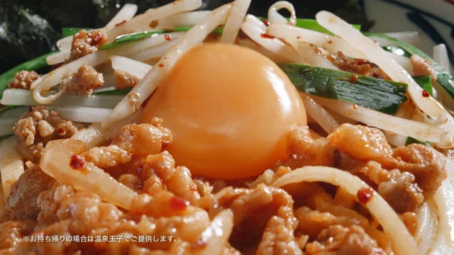 ニラともやし、卵黄が乗った旨辛肉盛りニラ玉ぶっかけうどんのアップ
