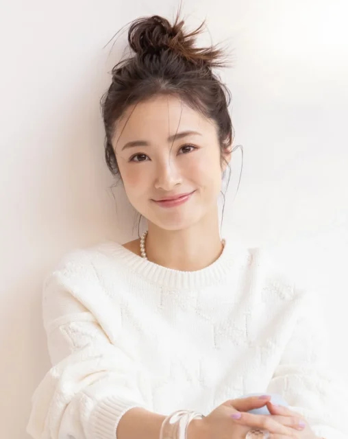 白いセーターを着て笑顔で座る上戸彩さんのポートレート