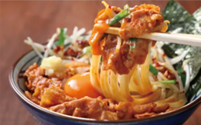 箸で持ち上げられた旨辛豚肉とニラ玉ぶっかけうどん