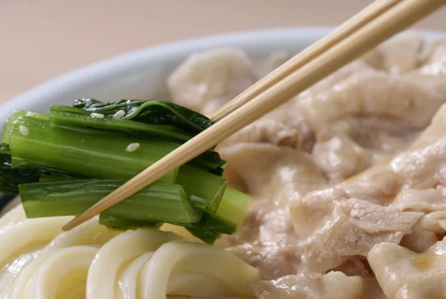 旨辛 豚つけ汁うどんに添えられた小松菜ナムル