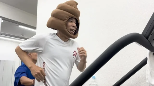 うんこ帽子をかぶりトレーニングする岡村隆史