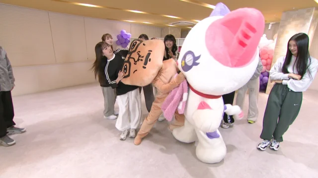 着ぐるみを着た岡村隆史とアイドルたち