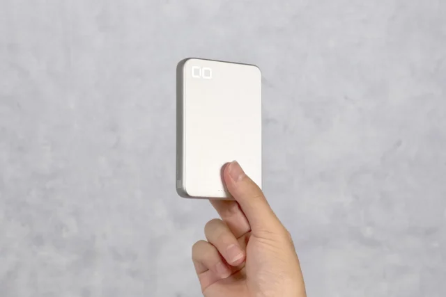 SMARTCOBY SLIMⅡ Wireless 2.0 8Kシルバーを手に持った薄さを示す様子