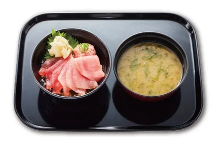 中とろ、まぐろ、びん長まぐろ、ねぎとろのまぐろづくし丼と味噌汁