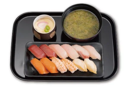 まぐろ、サーモン、えびなど人気ネタ12貫、茶碗蒸し、あおさの味噌汁のセット