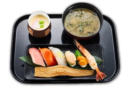 中とろ、うに、ぼたん海老など極上ネタ7貫、茶碗蒸し、あおさの味噌汁のセット