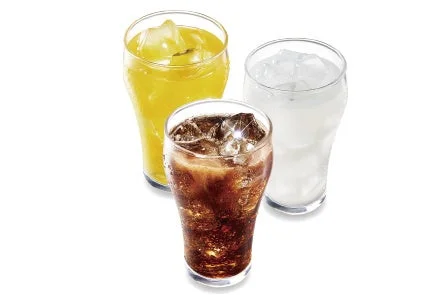 オレンジジュース、コーラ、カルピスなどのソフトドリンク各種