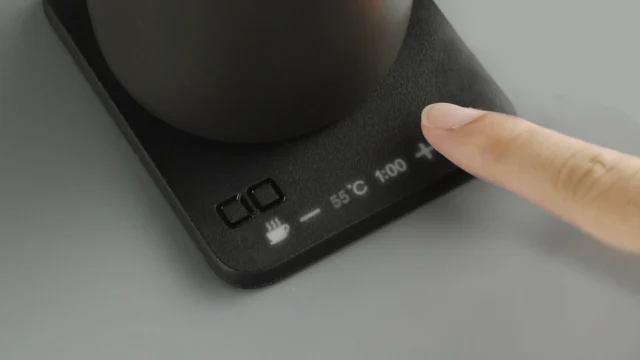 MugWarmerⅡの本体台座で温度とタイマーを操作する様子