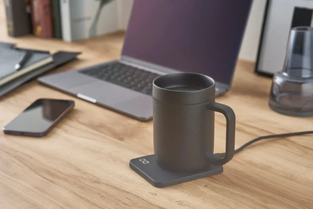 デスクでノートPCと共に使用されるMugWarmerⅡ
