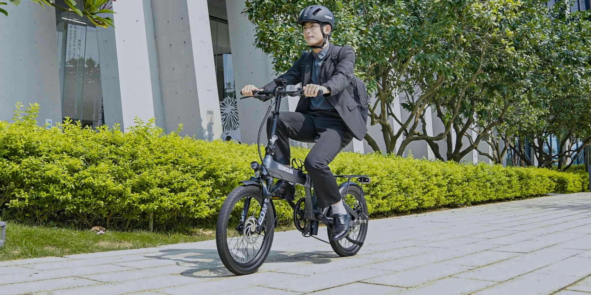EENOUR電動アシスト自転車に乗って通勤するビジネスマン