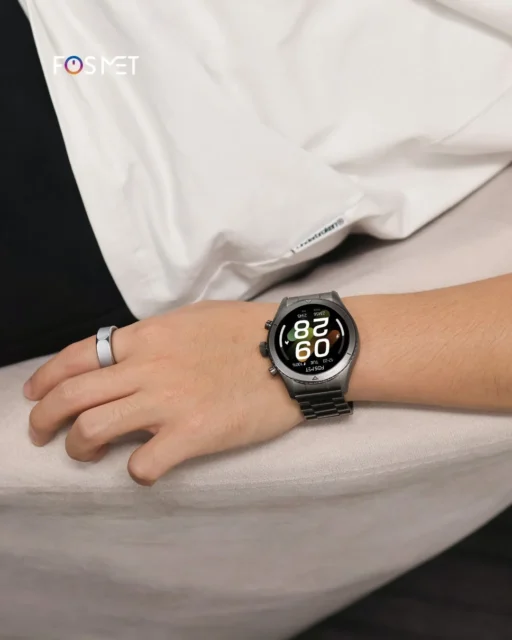 FOSMET R1スマートウォッチを腕に装着した男性。ディスプレイに心拍数が表示されている。