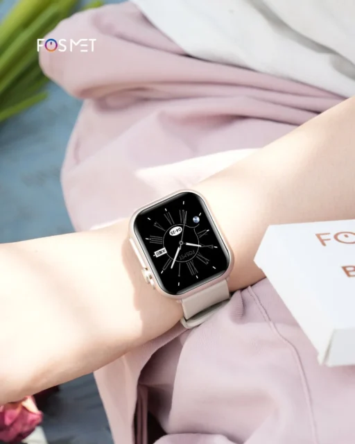 FOSMET P1スマートウォッチを腕に装着した女性。アナログ時計が表示されている。