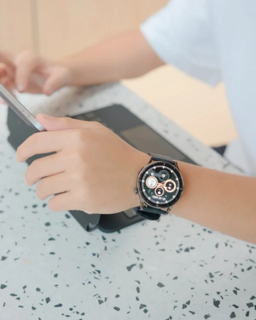 FOSMET QS40スマートウォッチを腕に装着した男性。ディスプレイに複数の情報が表示されている。