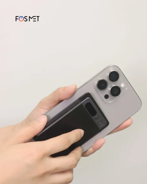 FOSMET REC10 AI文字起こしデバイスをスマートフォンに装着した様子。