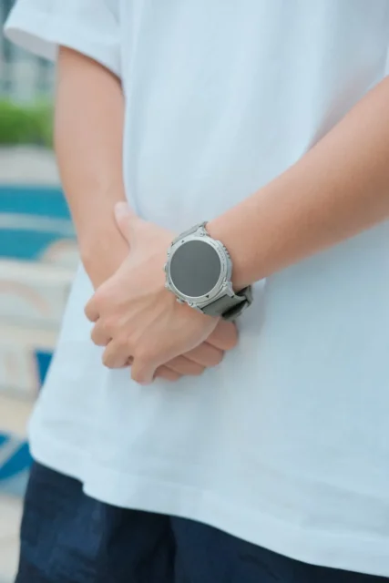 FOSMET W1スマートウォッチを腕に装着した男性。