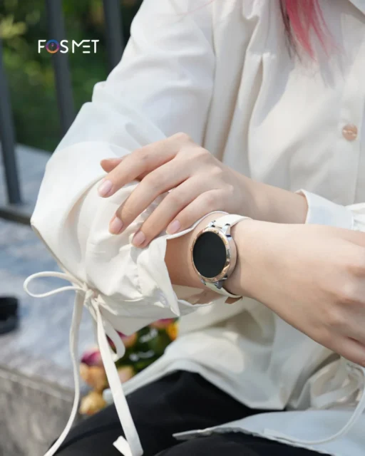 FOSMET LGW6スマートウォッチを腕に装着した女性。