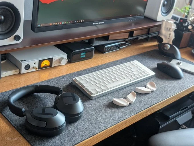 Haylou S40ヘッドホンが置かれた作業デスク