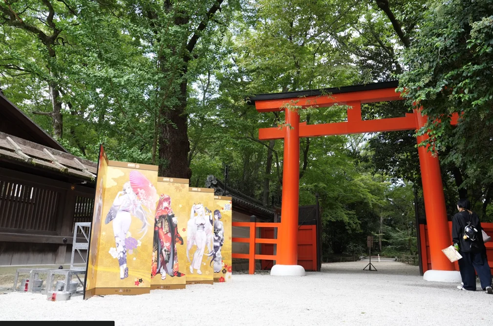 神社の鳥居と境内に設置された和装ニケの等身大パネル