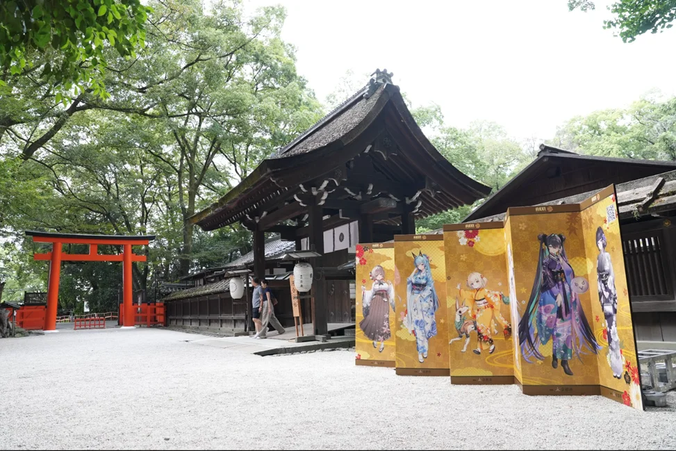 神社境内に並べられた和装ニケの等身大パネル