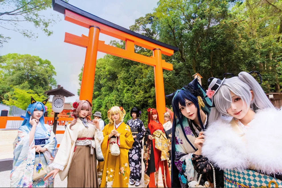 神社の鳥居を背景に笑顔を見せる公式コスプレイヤーたち