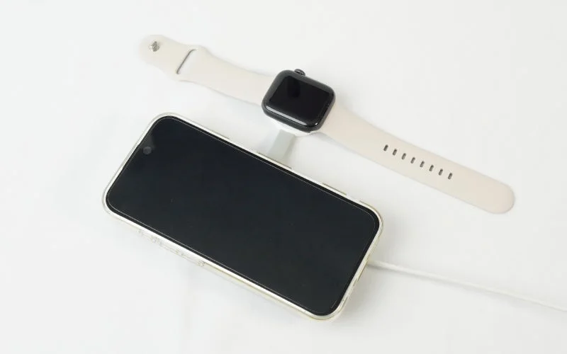 iPhoneとApple Watchを同時にワイヤレス充電している様子