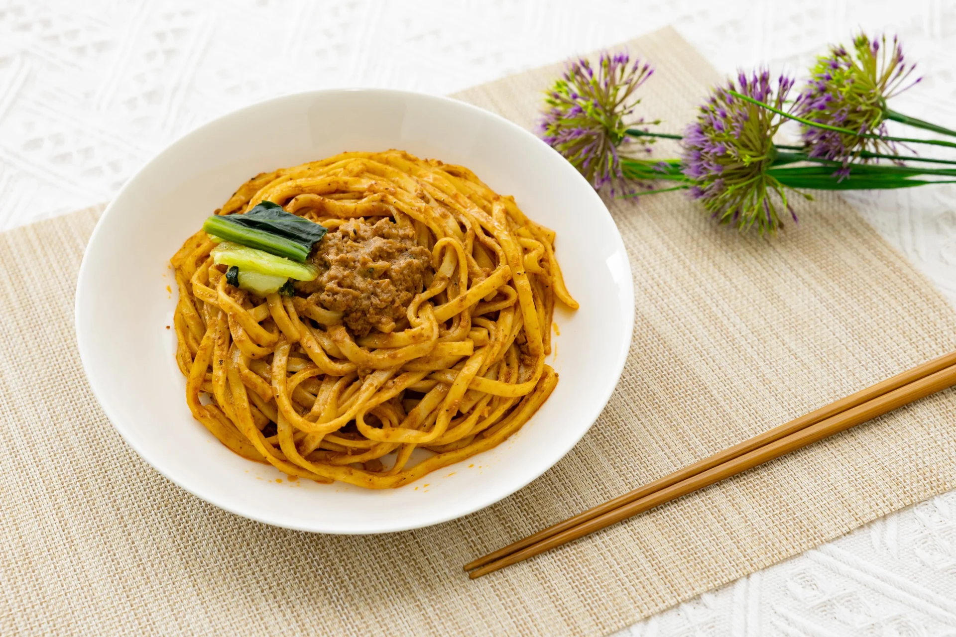 盛り付けられた「日清中華 THE GOLD 汁なし担々麺」のアップ