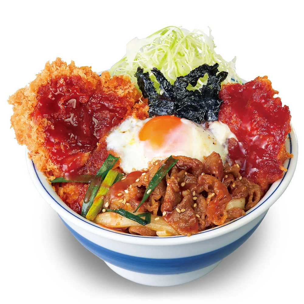 温玉が乗った牛豚鶏のプルコギビビンカツ丼