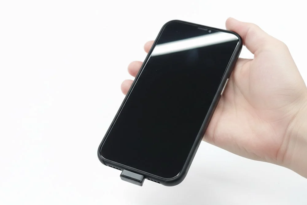 スマートフォンに挿した超小型Type-C USBメモリ
