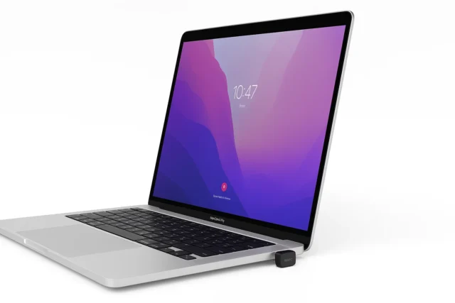 ノートPCに挿した超小型Type-C USBメモリ