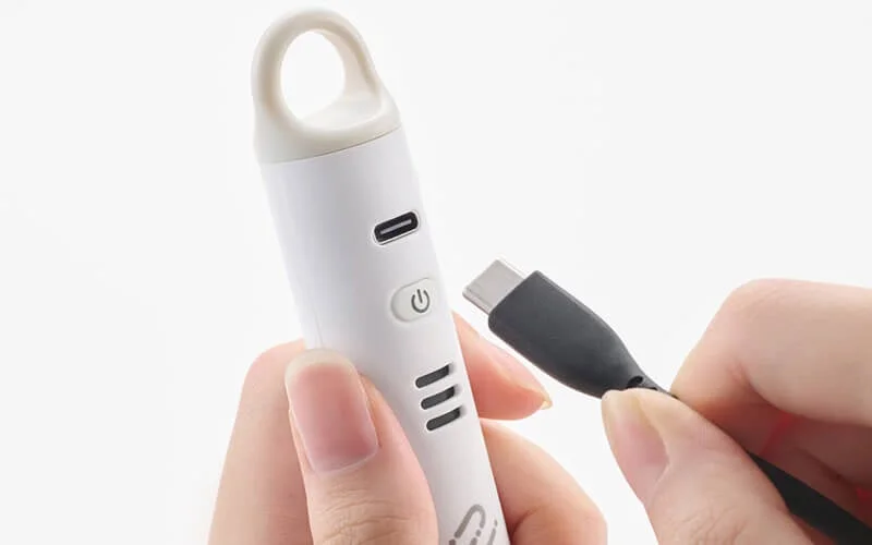 USB Type-Cケーブルで充電中のiPhone連携防犯ブザー