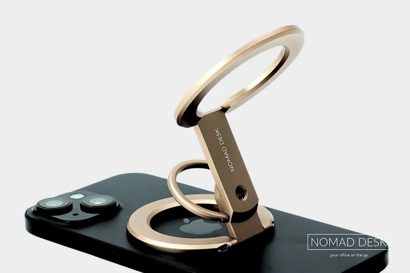 iPhoneに装着された「NOMAD STAND GEAR EDGE 2」サンドベージュゴールド