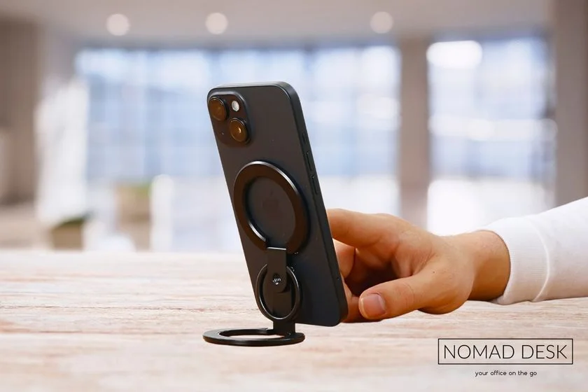 「NOMAD STAND GEAR EDGE 2」をスタンドとして縦向きで使用する様子