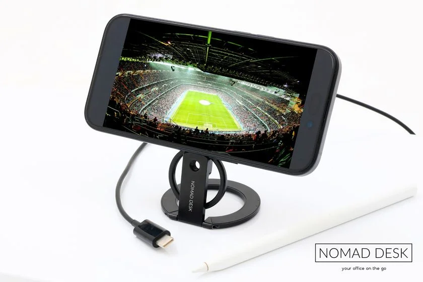 「NOMAD STAND GEAR EDGE 2」をスタンドとして横向きで使用する様子