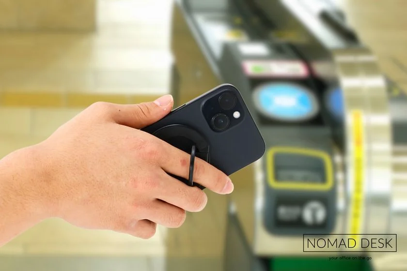 「NOMAD STAND GEAR EDGE 2」のフィンガーグリップリングでスマホをホールドする手元