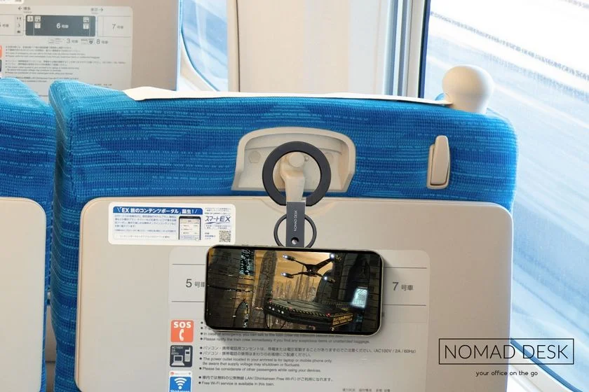 新幹線の留め具に吊り下げられた「NOMAD STAND GEAR EDGE 2」