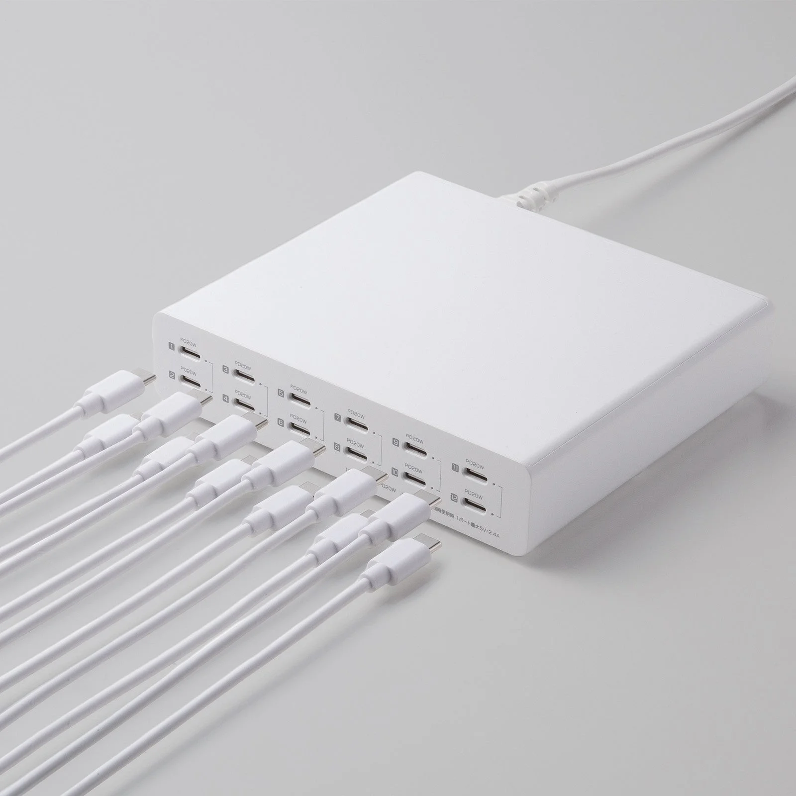 USB Type-Cケーブルを複数接続した状態の充電器「ACA-PD112」