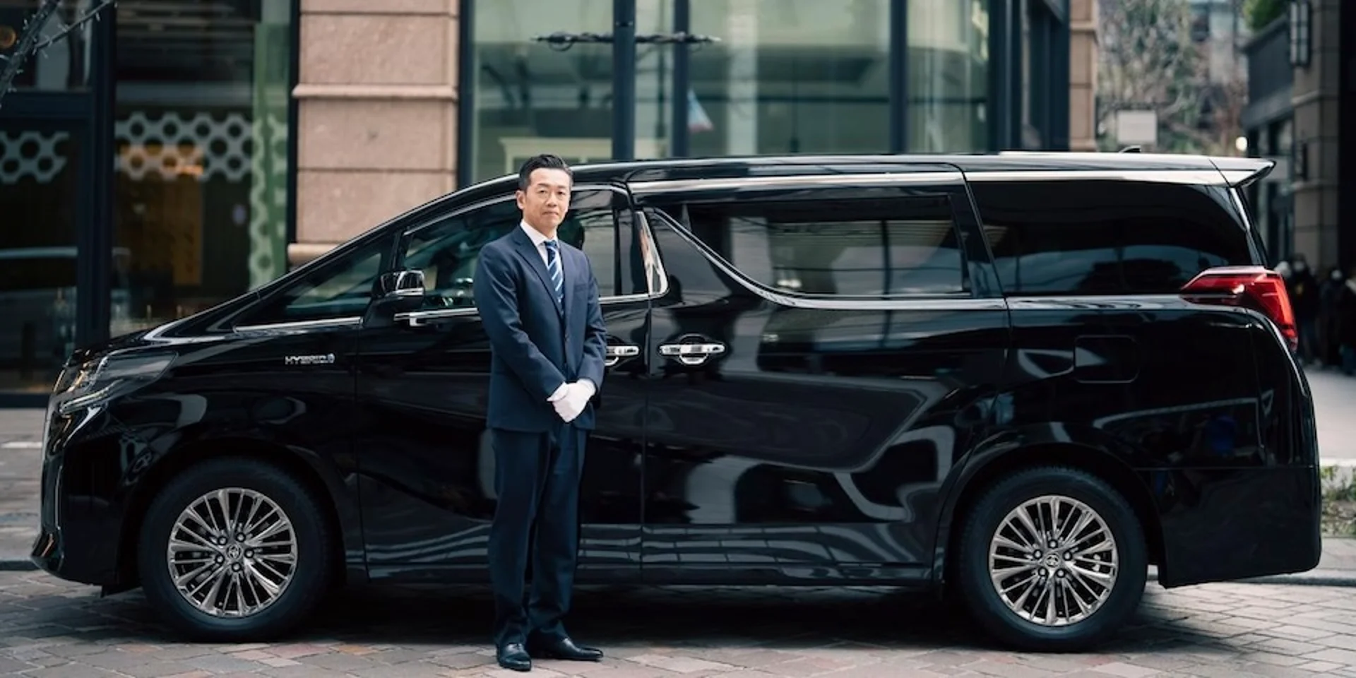 Uber、福岡で九州初の「Uberプレミアム」開始！　沖縄でも大型車両展開