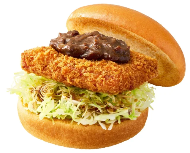金沢カレーカツバーガーのクローズアップ写真
