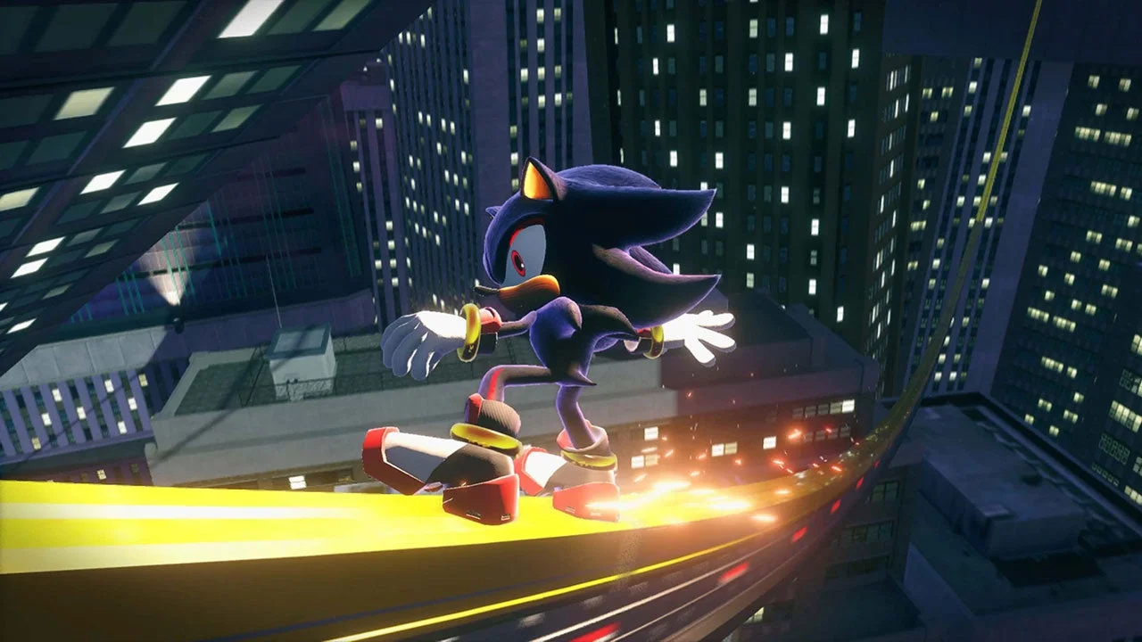 『ソニック × シャドウ ジェネレーションズ』のゲーム画面。シャドウが街中を高速で駆け抜ける。