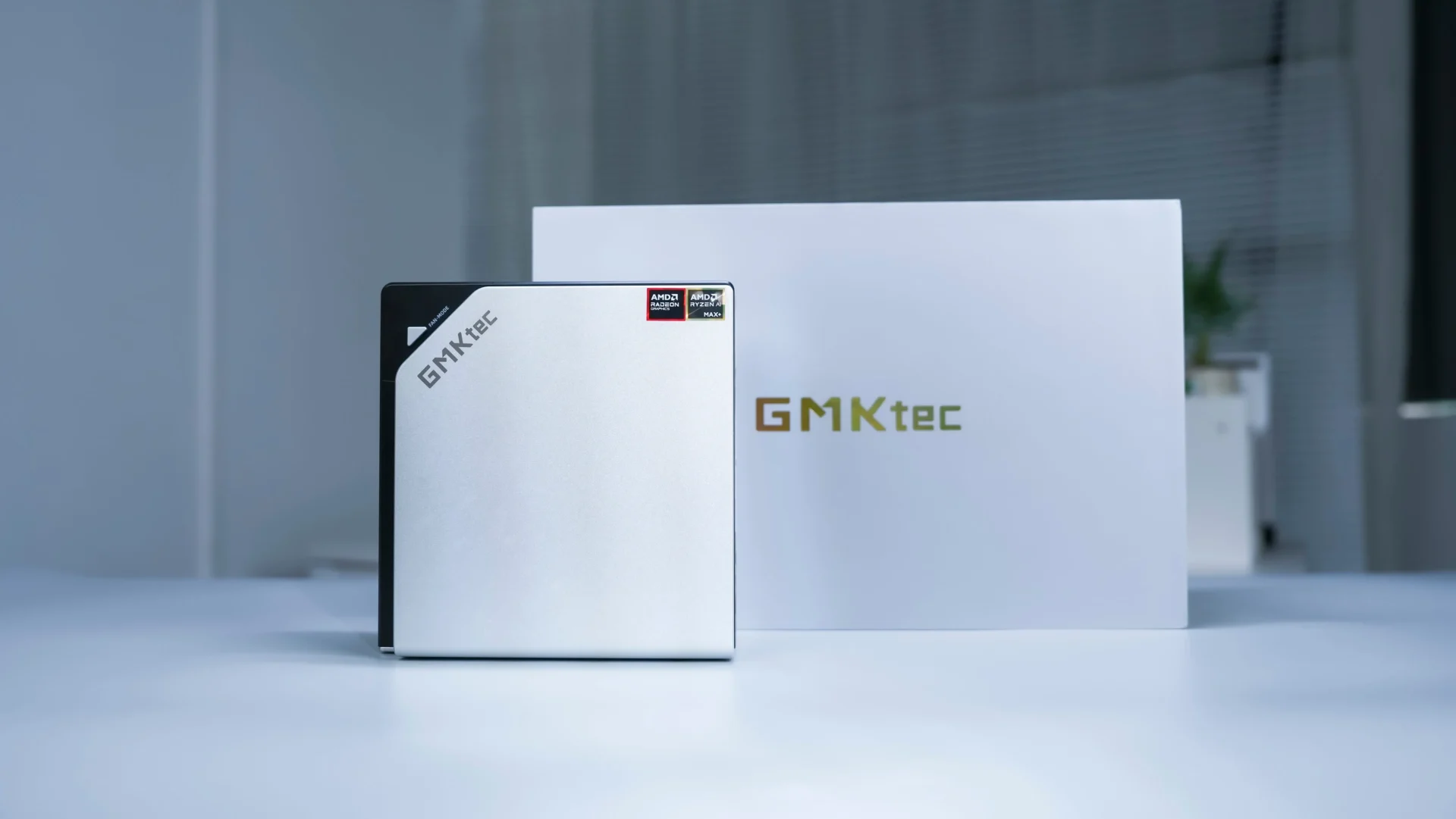 GMKtec EVO-X2ミニPC本体とRyzen AI Max+ 395のロゴが入ったパッケージ